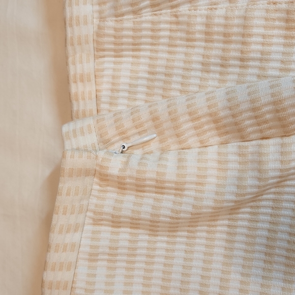 Kay Unger New York skirt, size 10. tan and white, ruffled trim - Picture 6 of 6